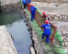 泵站钢栅栏定制安装施工现场